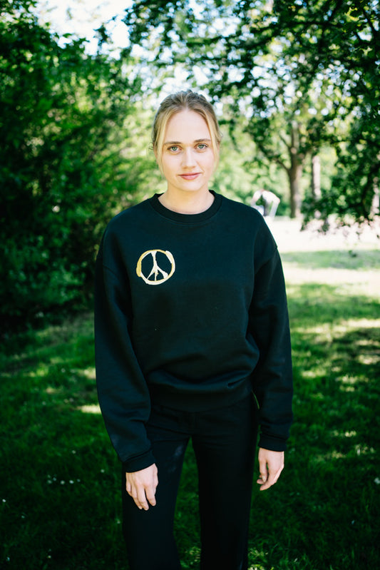 Cooler Sweater in Schwarz mit goldenem Peace-Stick von 4littlearts.