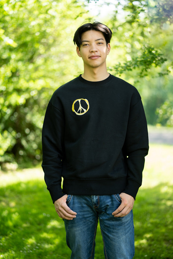 Cooler Sweater in Schwarz mit goldenem Peace-Stick von 4littlearts.