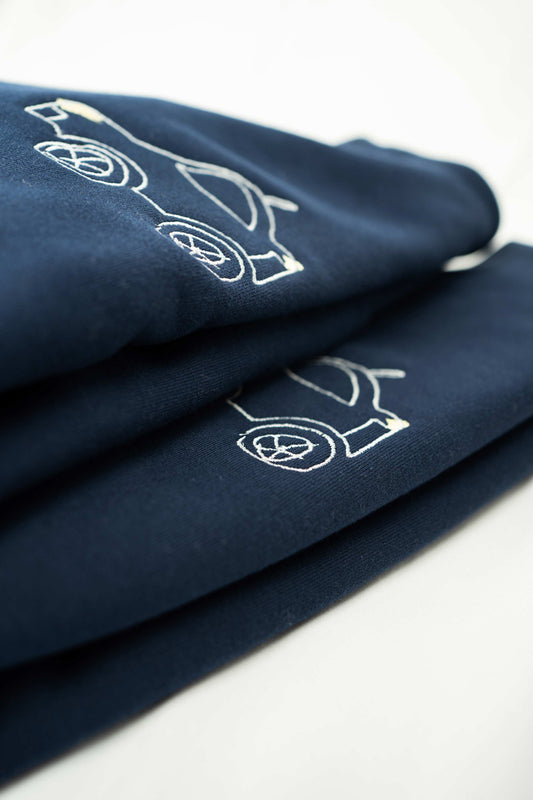 4littlearts Sweater in Navy mit Auto Stickerei. Super weiche Bio-Baumwolle. Unisex Schnitt und veredelt in Wuppertal.