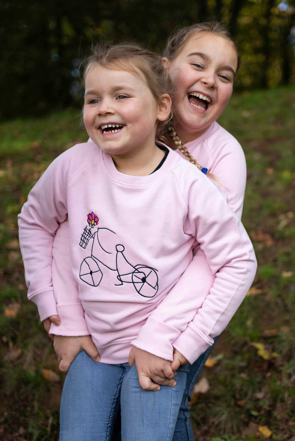 4littlearts Kids Sweater in Rosa mit Fahrrad Stickerei. Super weiche Bio-Baumwolle. Bequemer Schnitt und veredelt in Wuppertal.
