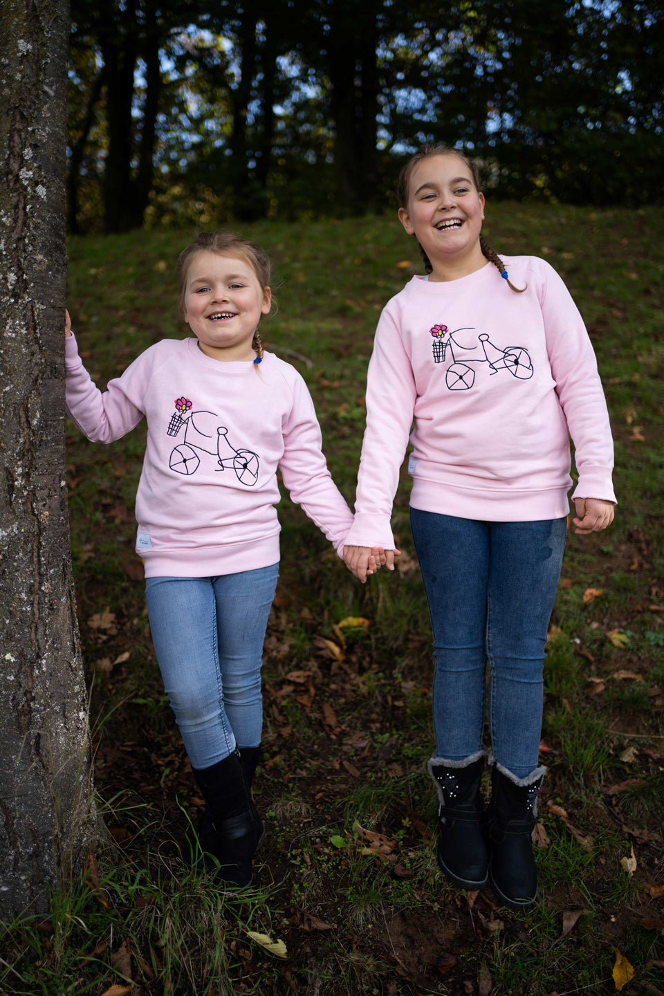 4littlearts Kids Sweater in Rosa mit Fahrrad Stickerei. Super weiche Bio-Baumwolle. Bequemer Schnitt und veredelt in Wuppertal.