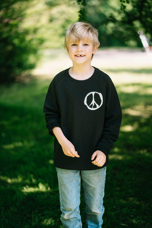 4littlearts Sweater aus Biobaumwolle mit Peace-Stickerei in Silber.