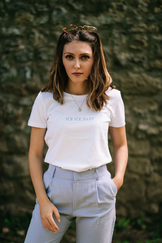 Weißes Damenshirt von 4littlearts mit 'Ice Ice Baby'-Stickerei in Hellblau auf der Brust. Das Shirt ist aus Biobaumwolle und nachhaltig und fair produziert.