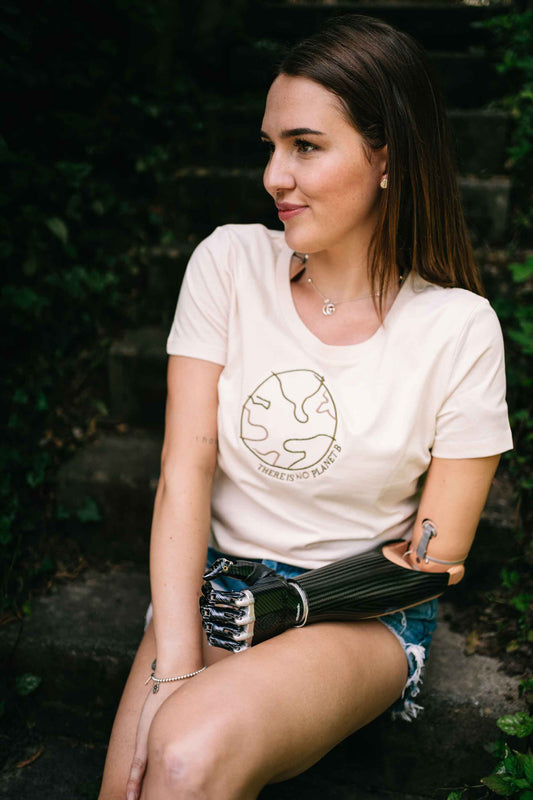 4littlearts Damen-T-Shirt mit Stickerei 'There is no planet b'. Das T-Shirt wurde nachhaltig und fair produziert.