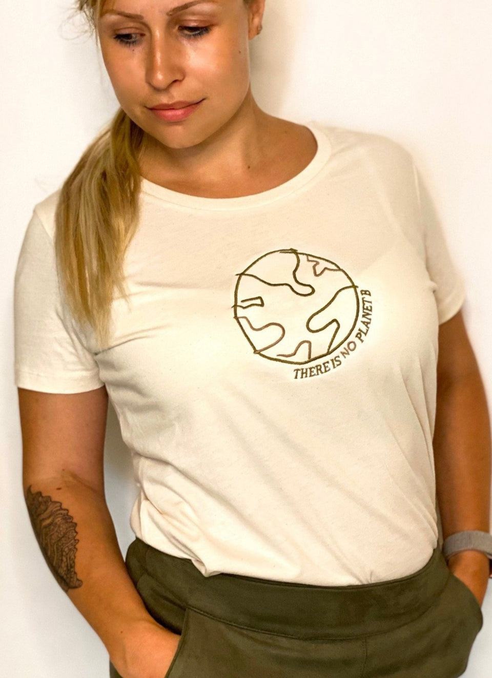 4littlearts Damen-T-Shirt mit Stickerei 'There is no planet b'. Das T-Shirt wurde nachhaltig und fair produziert.
