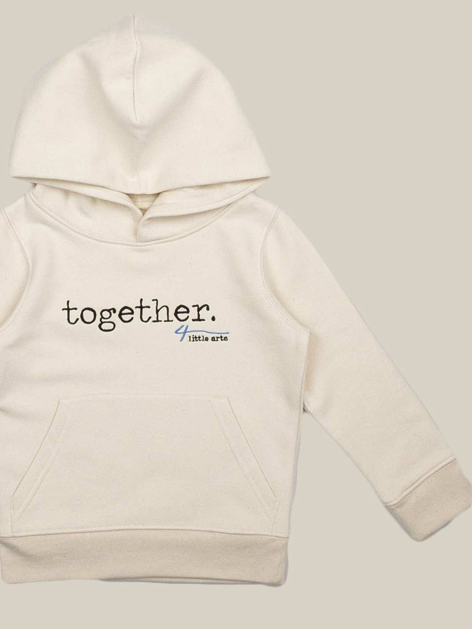 Cremefarbener Kinderhoodie mit gesticktem Schriftzug 'together' auf der Brust.