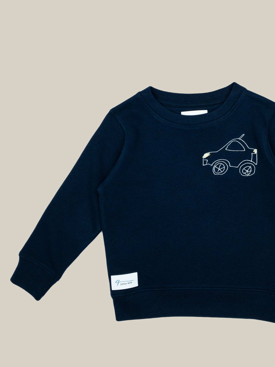 4littlearts Kids Sweater in Navy mit Auto Stickerei. Super weiche Bio-Baumwolle. Unisex Schnitt und veredelt in Wuppertal.