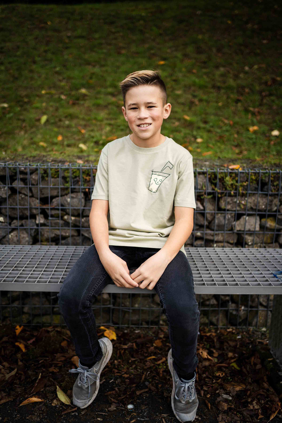 4littlearts T-Shirt für Kids in hellem Khaki mit Limonaden-Stickerei auf der Brust. Nachhaltige und faire Produktion