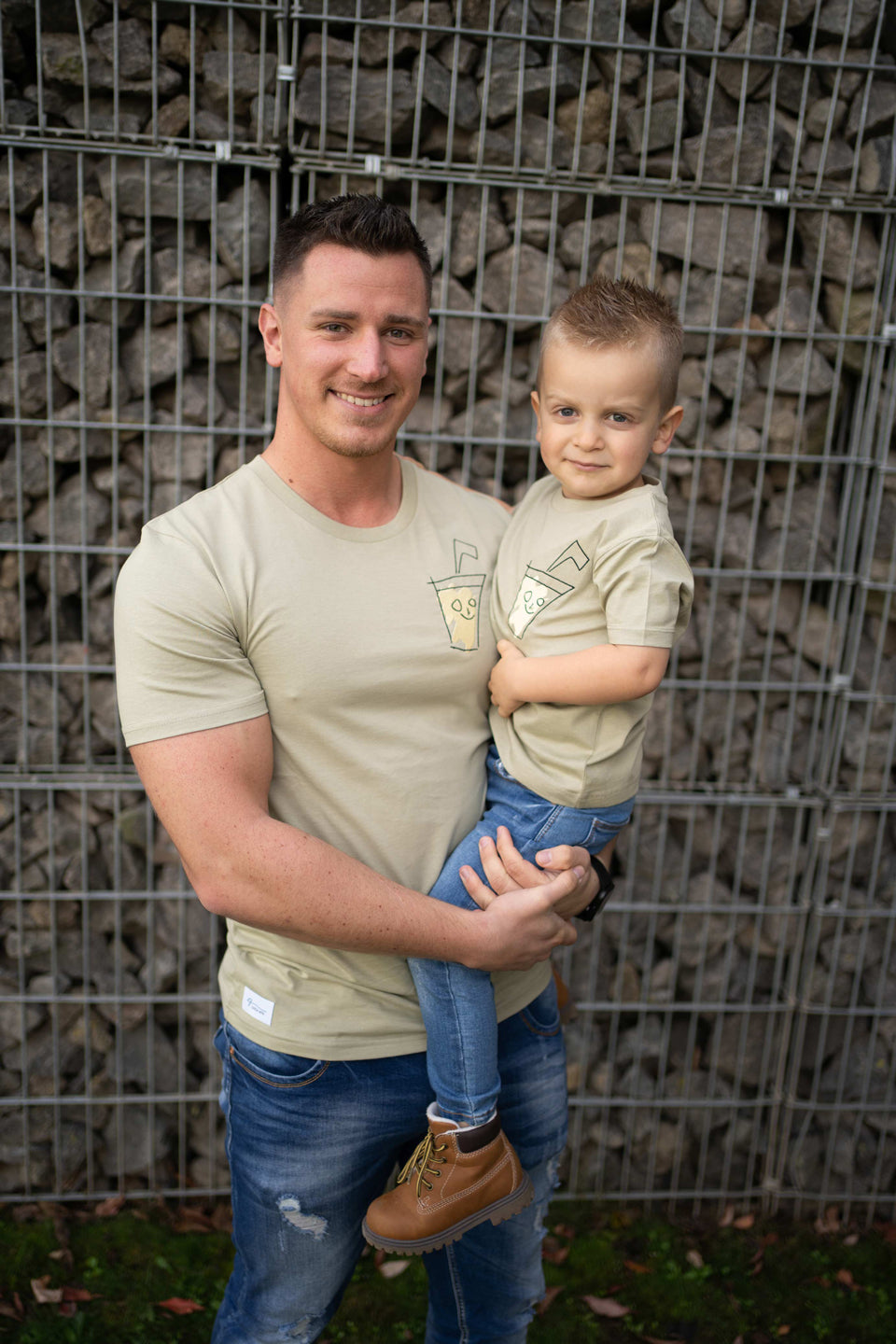 4littlearts T-Shirt für Kids in hellem Khaki mit Limonaden-Stickerei auf der Brust. Nachhaltige und faire Produktion
