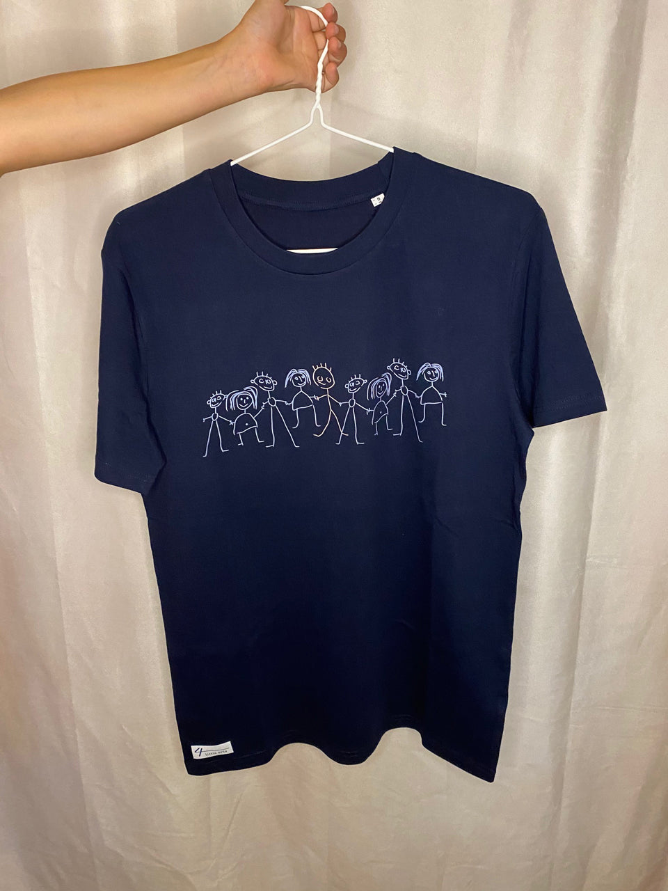 Dunkelblaues Unisex-T-Shirt mit dem Print 'Inklusion' in hellen Farben.
