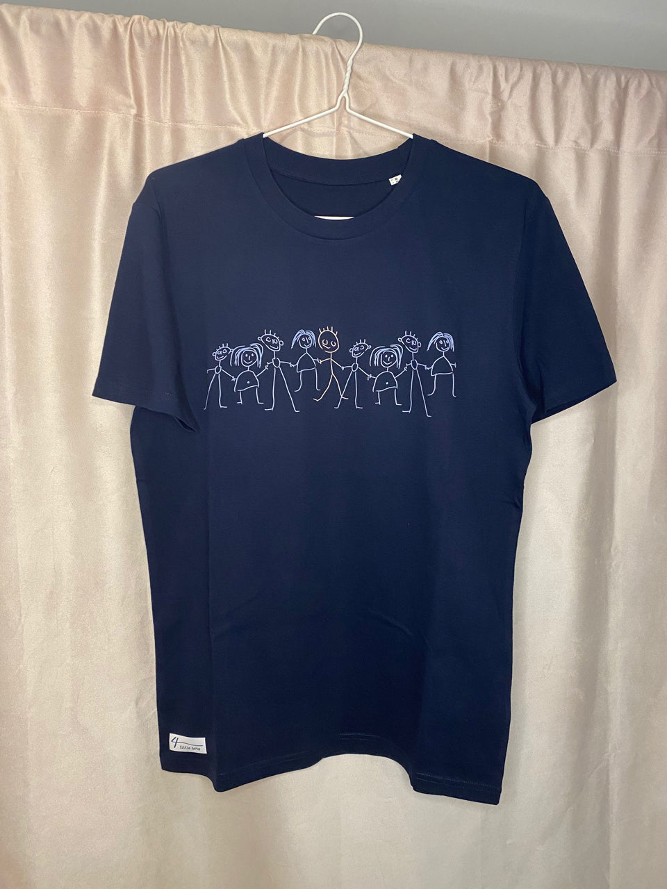 4littlearts - Statement-T-Shirt in Dunkelblau mit Druck 'Inklusion', bestehend aus einer Kinderzeichnung. Viele Kinder halten sich an der Hand. Bio-Baumwolle. Regional bedruckt.