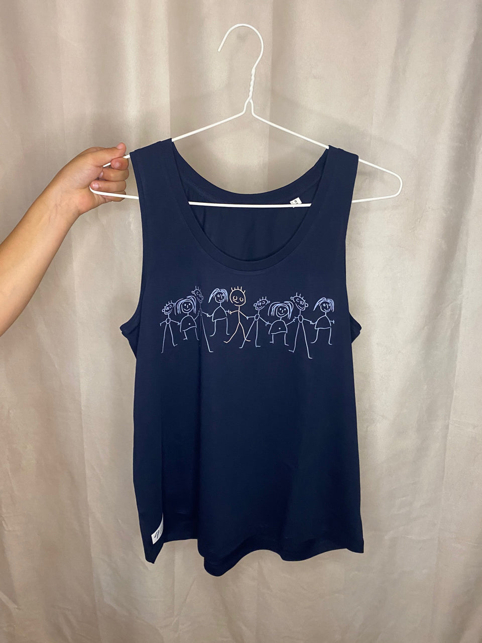 Dunkelblaues Tanktop für Damen am Bügel mit dem Druck 'Inklusion'.