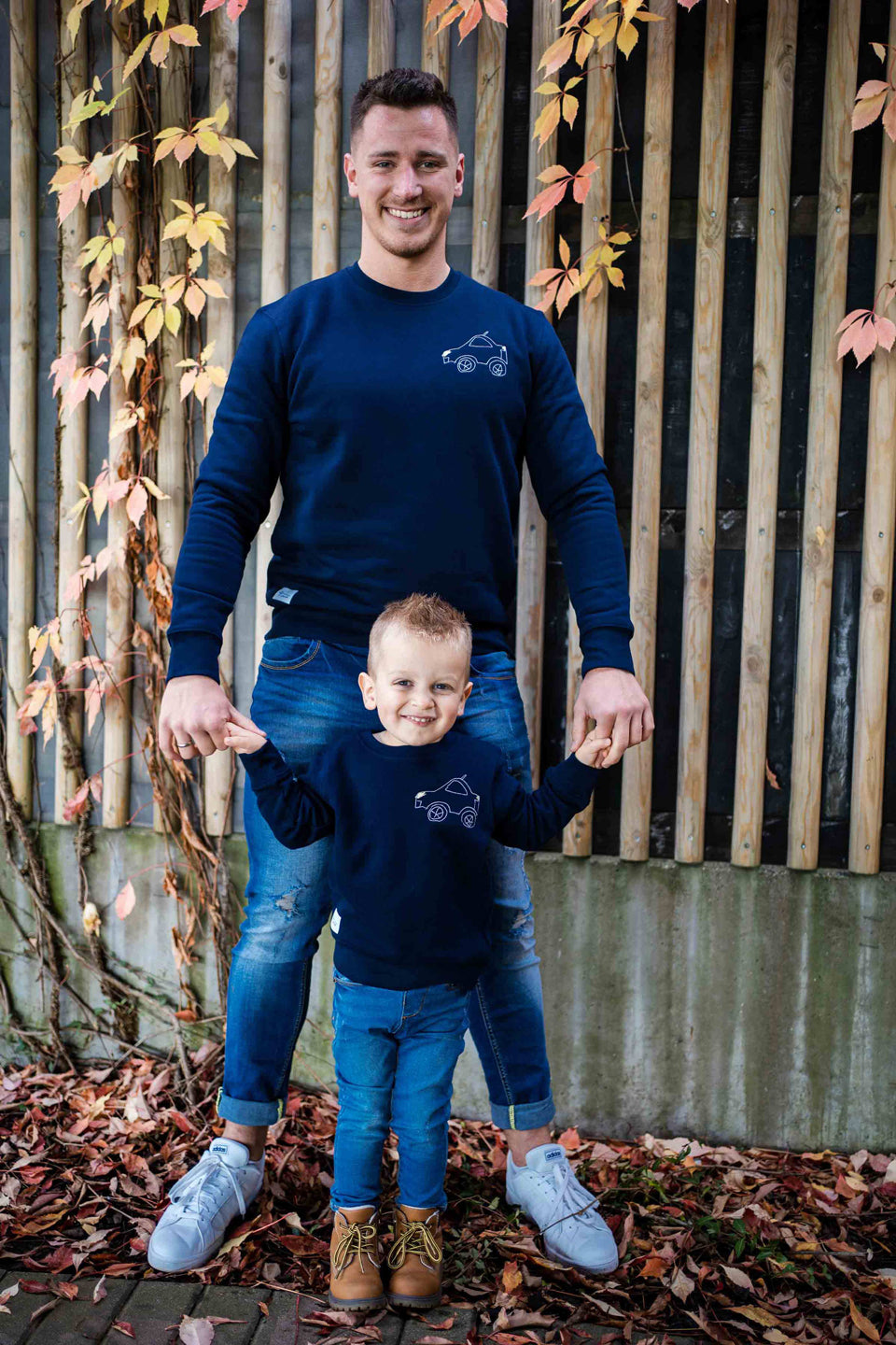 4littlearts Sweater in Navy mit Auto Stickerei. Super weiche Bio-Baumwolle. Unisex Schnitt und veredelt in Wuppertal.