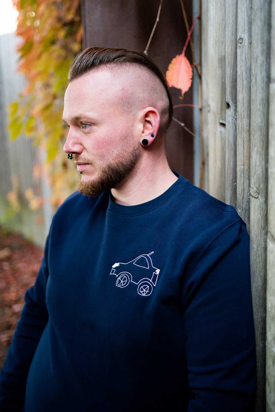 4littlearts Sweater in Navy mit Auto Stickerei. Super weiche Bio-Baumwolle. Unisex Schnitt und veredelt in Wuppertal.