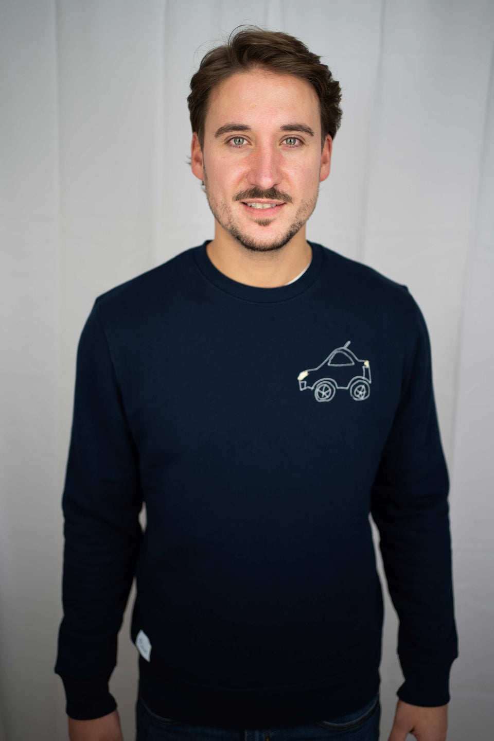4littlearts Sweater in Navy mit Auto Stickerei. Super weiche Bio-Baumwolle. Unisex Schnitt und veredelt in Wuppertal.