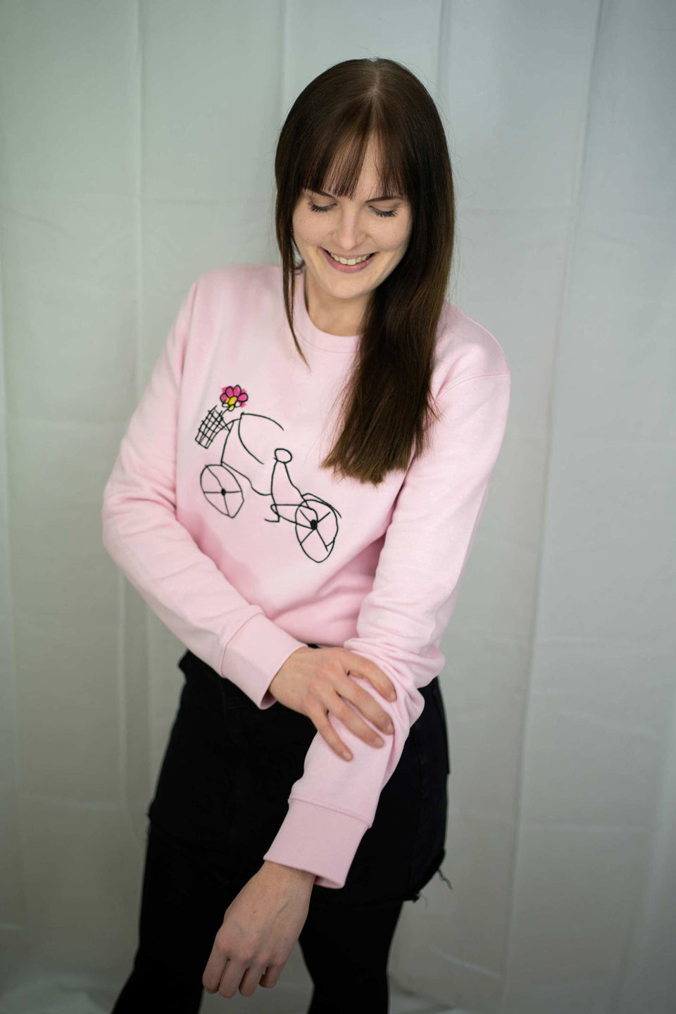 4littlearts Sweater in Rosa mit Fahrrad Stickerei. Super weiche Bio-Baumwolle. Unisex Schnitt und veredelt in Wuppertal.