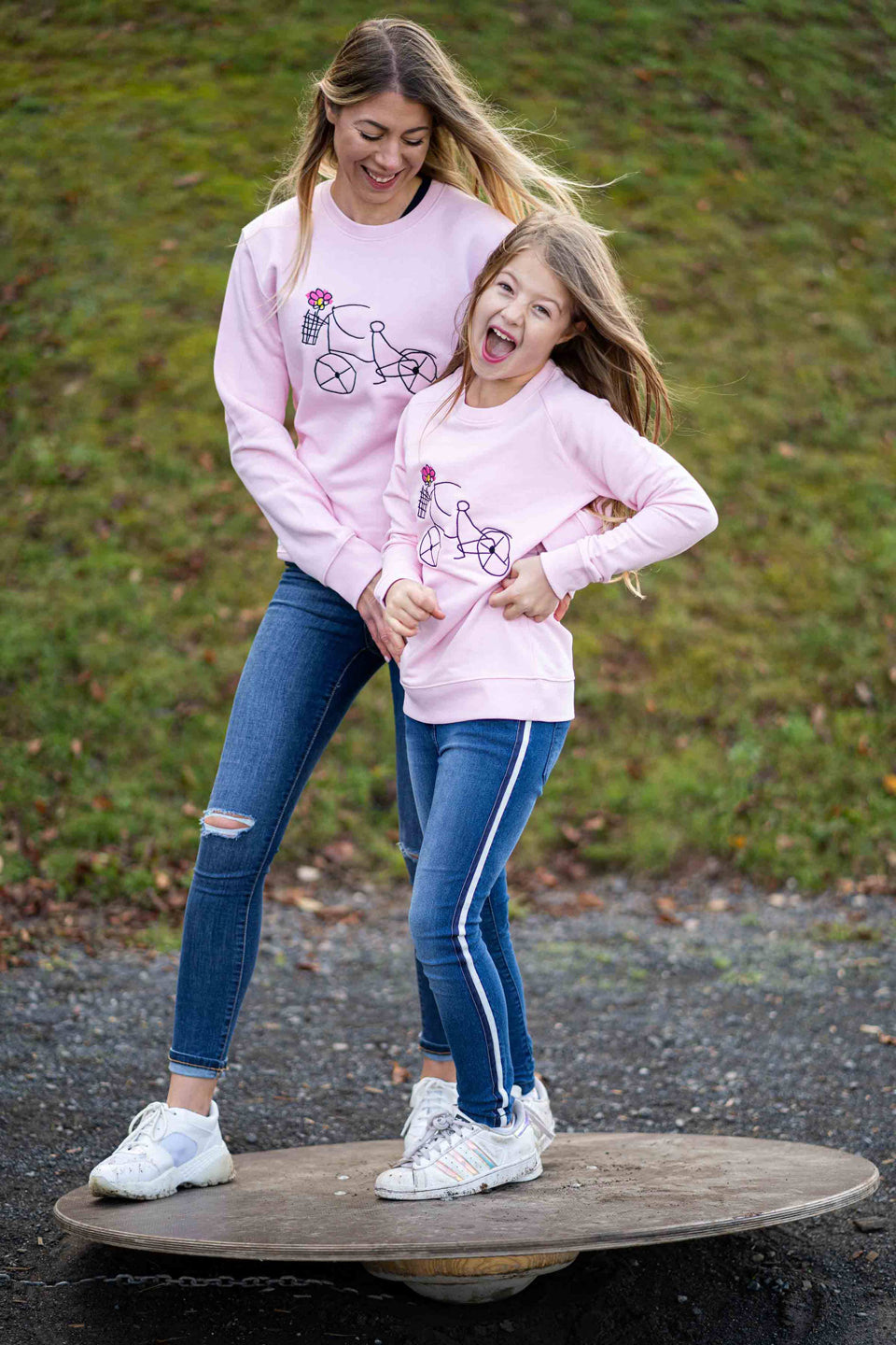 4littlearts Sweater in Rosa mit Fahrrad Stickerei. Super weiche Bio-Baumwolle. Unisex Schnitt und veredelt in Wuppertal.