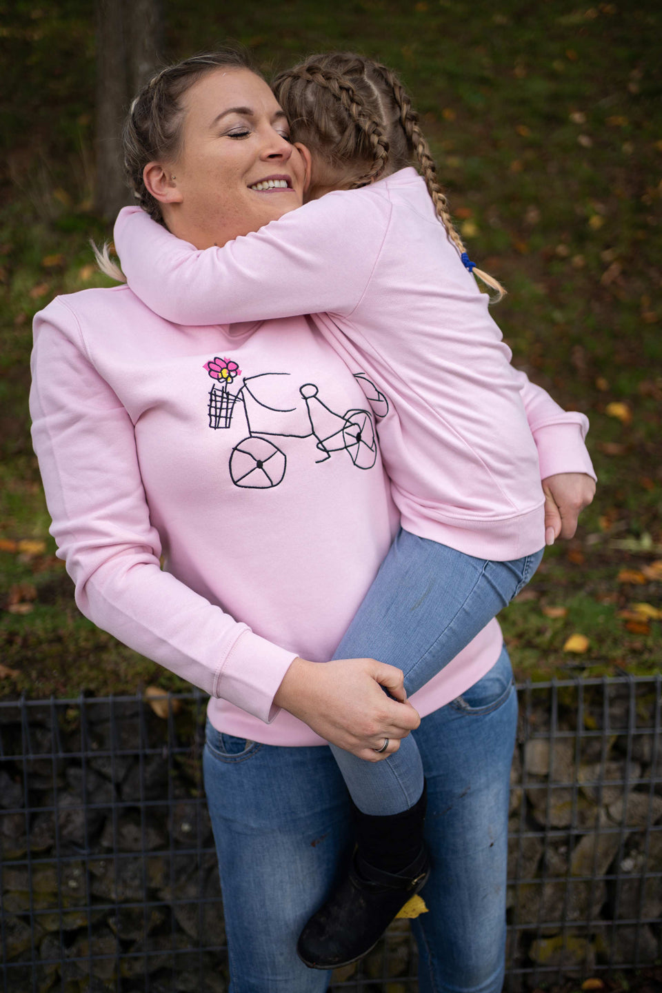 4littlearts Sweater in Rosa mit Fahrrad Stickerei. Super weiche Bio-Baumwolle. Unisex Schnitt und veredelt in Wuppertal.