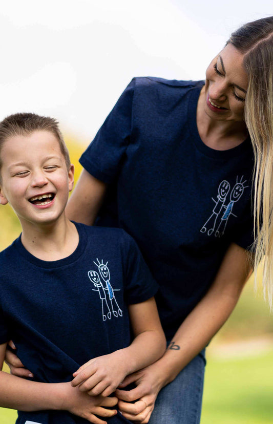 4littlearts T-Shirt aus Biobaumwolle in Dunkelblau mit Freunde-Stickerei auf der Brust. Gibt es auch im Partnerlook