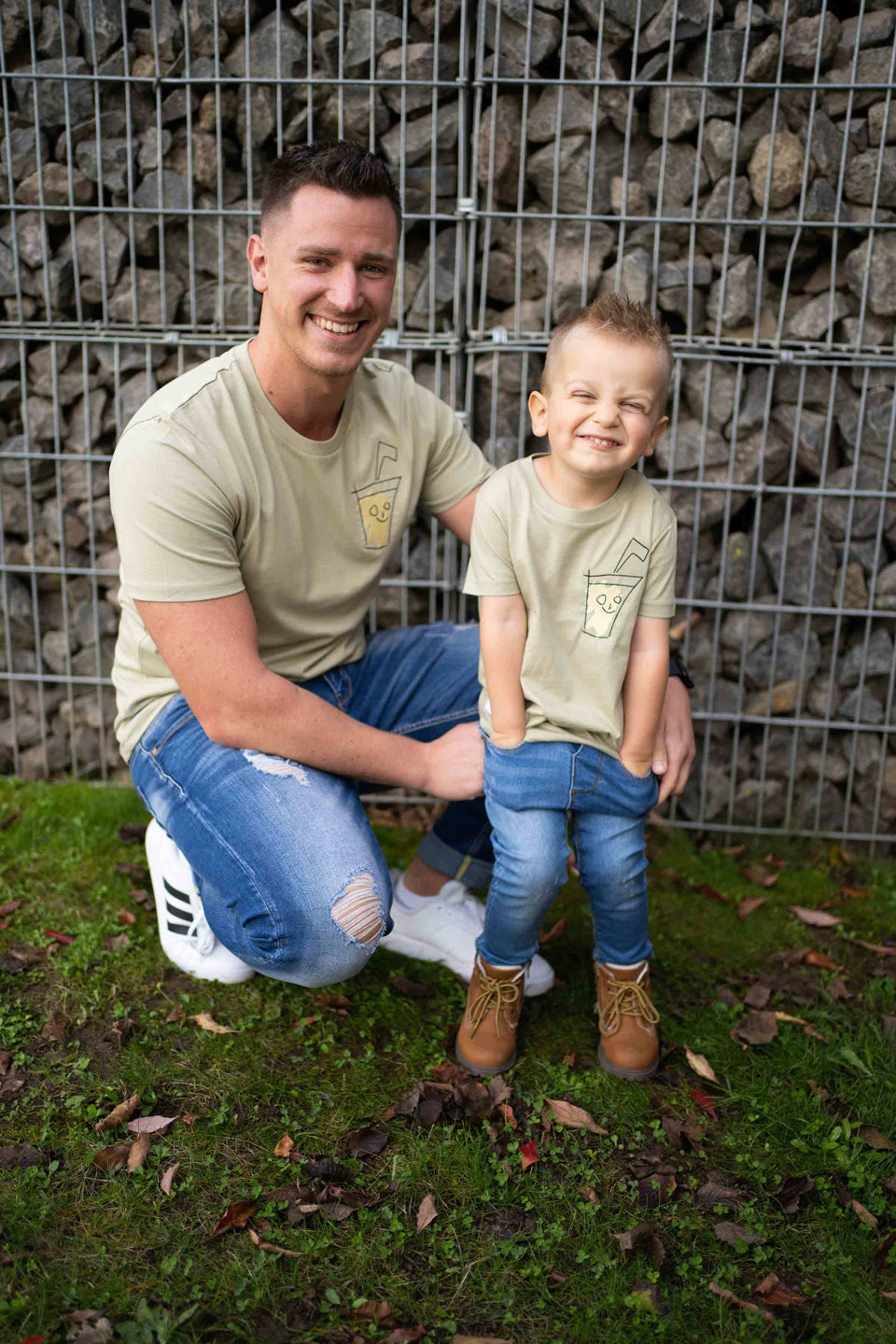 4littlearts Unisex T-Shirt in hellem Khaki mit Limonaden-Stickerei.