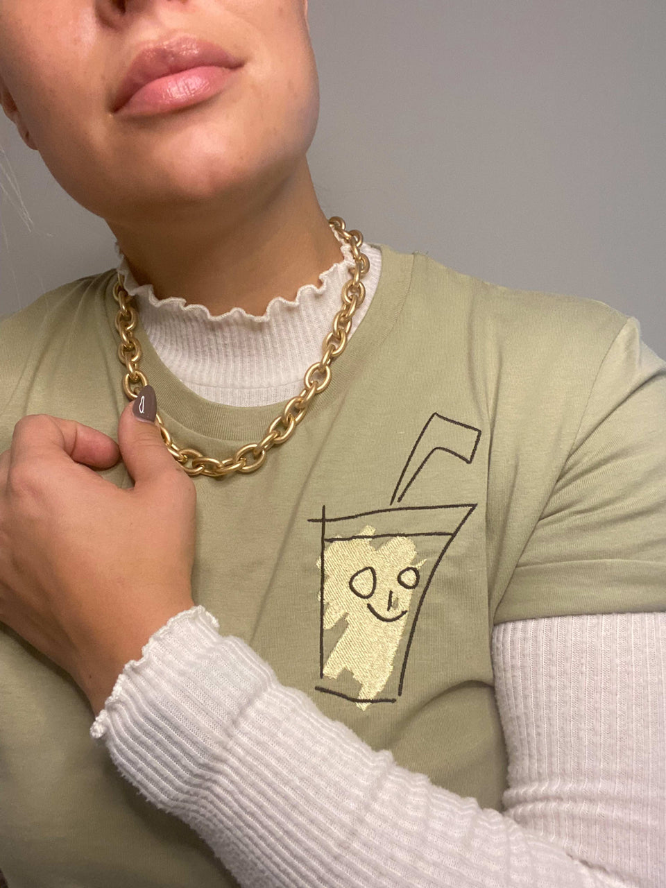 4littlearts Unisex T-Shirt in hellem Khaki mit Limonaden-Stickerei.