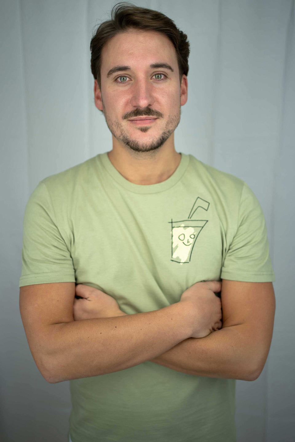 4littlearts Unisex T-Shirt in hellem Khaki mit Limonaden-Stickerei.
